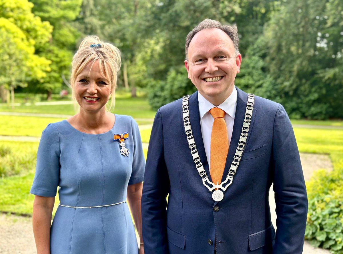 StichtseVecht's tweet photo. Vandaag speldde burgemeester @apreinders een #lintje op bij Yvon Jaspers. Tijdens de lintjesregen in april kon zij er niet bij zijn. Yvon is #geridderd voor haar inzet als tv-presentator, programmamaker en ambassadeur van het Ronald McDonald Kinderfonds. https://t.co/VuDI9cs9M4
