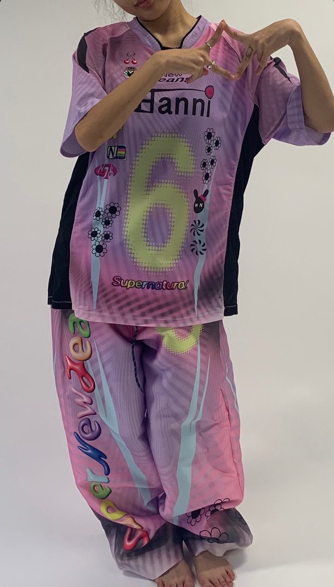 2日目の最初の衣装、目をひくこちらのスポーツシャツはやはりPAOLINA