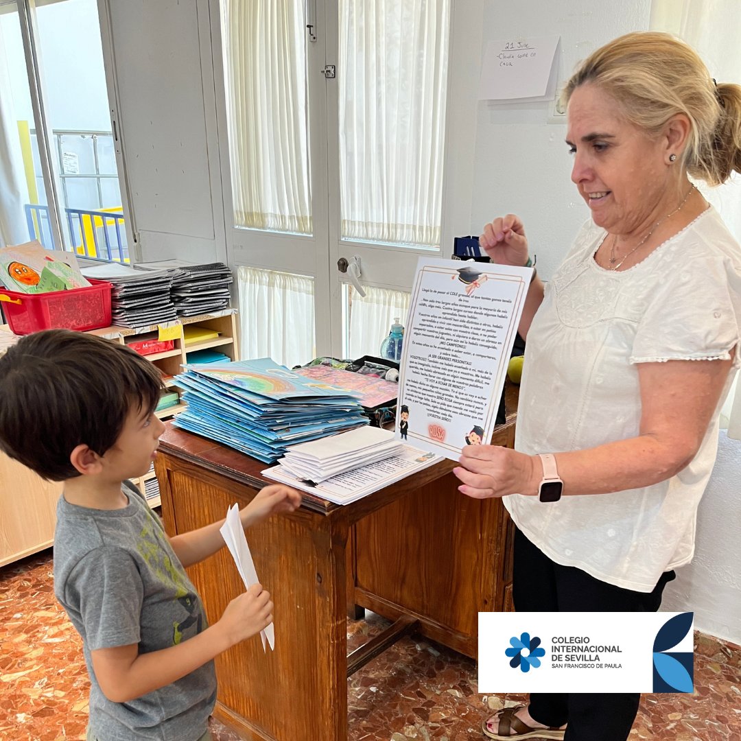 SFPaulaColegio's tweet photo. Los alumnos de K han recibido sus informes finales del comedor, acompañados de un diploma y un obsequio 🎁 de parte de su querida Dña. Rosa, quien los ha cuidado con tanto esmero durante el año. Este gesto es un reconocimiento al buen comportamiento y la convivencia en el comedor https://t.co/QJ2VRJaDIf