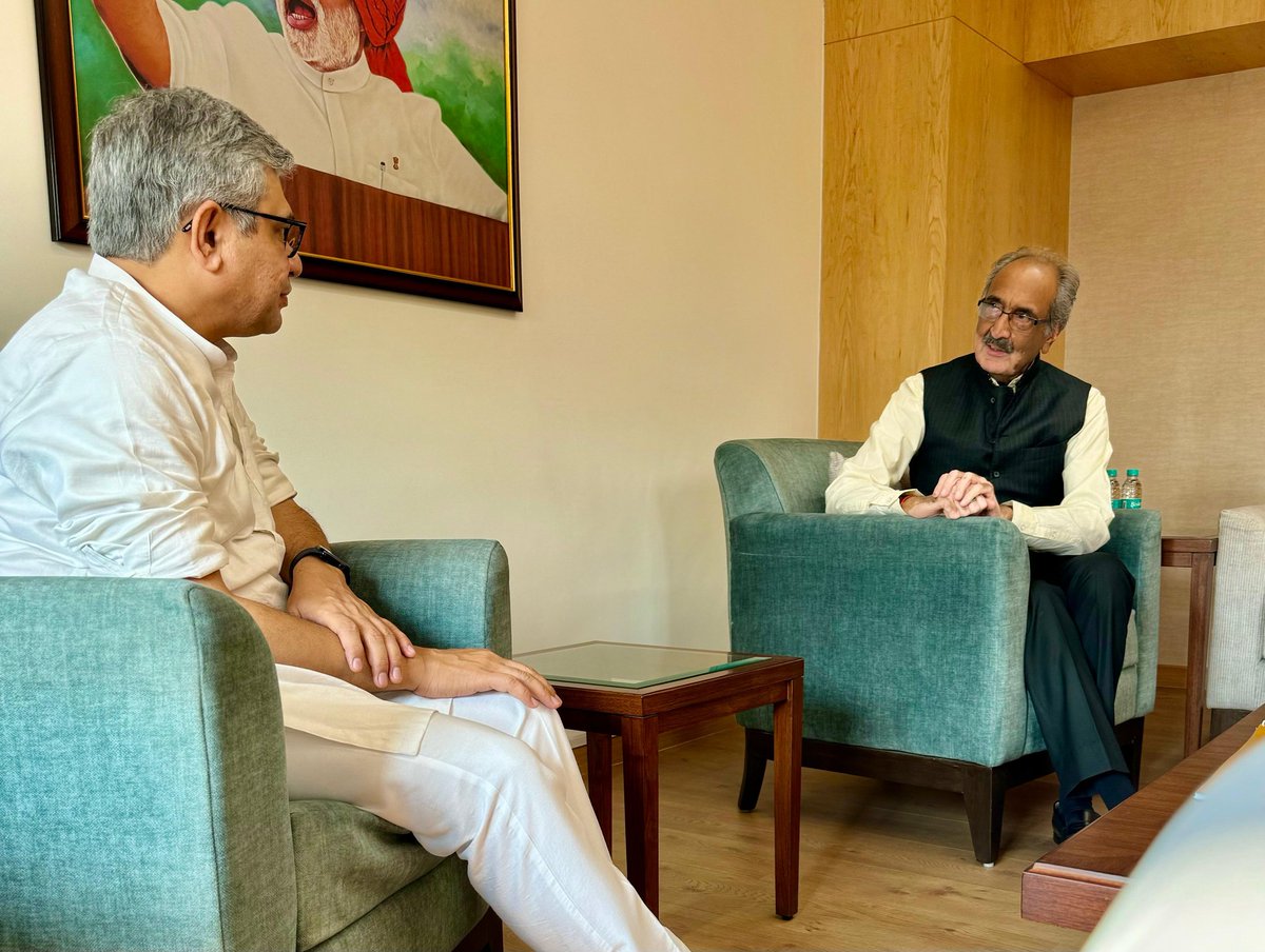 RaoRajendraBJP's tweet photo. नई दिल्ली में माननीय केन्द्रीय रेलमंत्री सम्मानित श्री अश्विनी वैष्णव जी से सौजन्य भेंट की। उन्हें पुनः देश सेवा की जिम्मेदारियों के रूप में विभिन्न मंत्रालयों का पदभार मिलने पर शुभकामनाएं दीं। 
आपके समक्ष जयपुर ग्रामीण लोकसभा के विभिन्न रेल स्टेशनों पर महत्वपूर्ण यात्री ट्रेन के ठहरावों की मांगें रखी। जिनमें झालावाड़-कोटा-श्रीगंगानगर एक्सप्रेस, लीलण एक्सप्रेस, जयपुर-मारवाड़ एक्सप्रेस, सुपरफास्ट, नागपुर-जयपुर सुपरफास्ट एक्सप्रेस, अजमेर-अमृतसर, बिलासपुर-बीकानेर-जोधपुर, साबरमती-हरिद्वार, उदयपुर-दिल्ली हमसफर एक्सप्रेस, शालीमार-मालानी एक्सप्रेस, फुलेरा-रेवाड़ी एक्सप्रेस और उदयपुर-जयपुर एक्सप्रेस ट्रेनों के लोकसभा क्षेत्र के सभी स्टेशनों पर ठहराव की माँग रखी। 
आपने जल्द महत्वपूर्ण सौगातों का दृढ़ भरोसा दिया। राजस्थान से आपके विशेष जुड़ाव को आपकी आत्मीयता से महसूस किया। अपना अमूल्य समय देने के लिए मंत्री जी का हार्दिक आभार।
@AshwiniVaishnaw