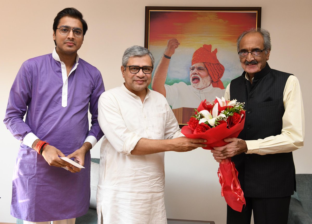 RaoRajendraBJP's tweet photo. नई दिल्ली में माननीय केन्द्रीय रेलमंत्री सम्मानित श्री अश्विनी वैष्णव जी से सौजन्य भेंट की। उन्हें पुनः देश सेवा की जिम्मेदारियों के रूप में विभिन्न मंत्रालयों का पदभार मिलने पर शुभकामनाएं दीं। 
आपके समक्ष जयपुर ग्रामीण लोकसभा के विभिन्न रेल स्टेशनों पर महत्वपूर्ण यात्री ट्रेन के ठहरावों की मांगें रखी। जिनमें झालावाड़-कोटा-श्रीगंगानगर एक्सप्रेस, लीलण एक्सप्रेस, जयपुर-मारवाड़ एक्सप्रेस, सुपरफास्ट, नागपुर-जयपुर सुपरफास्ट एक्सप्रेस, अजमेर-अमृतसर, बिलासपुर-बीकानेर-जोधपुर, साबरमती-हरिद्वार, उदयपुर-दिल्ली हमसफर एक्सप्रेस, शालीमार-मालानी एक्सप्रेस, फुलेरा-रेवाड़ी एक्सप्रेस और उदयपुर-जयपुर एक्सप्रेस ट्रेनों के लोकसभा क्षेत्र के सभी स्टेशनों पर ठहराव की माँग रखी। 
आपने जल्द महत्वपूर्ण सौगातों का दृढ़ भरोसा दिया। राजस्थान से आपके विशेष जुड़ाव को आपकी आत्मीयता से महसूस किया। अपना अमूल्य समय देने के लिए मंत्री जी का हार्दिक आभार।
@AshwiniVaishnaw