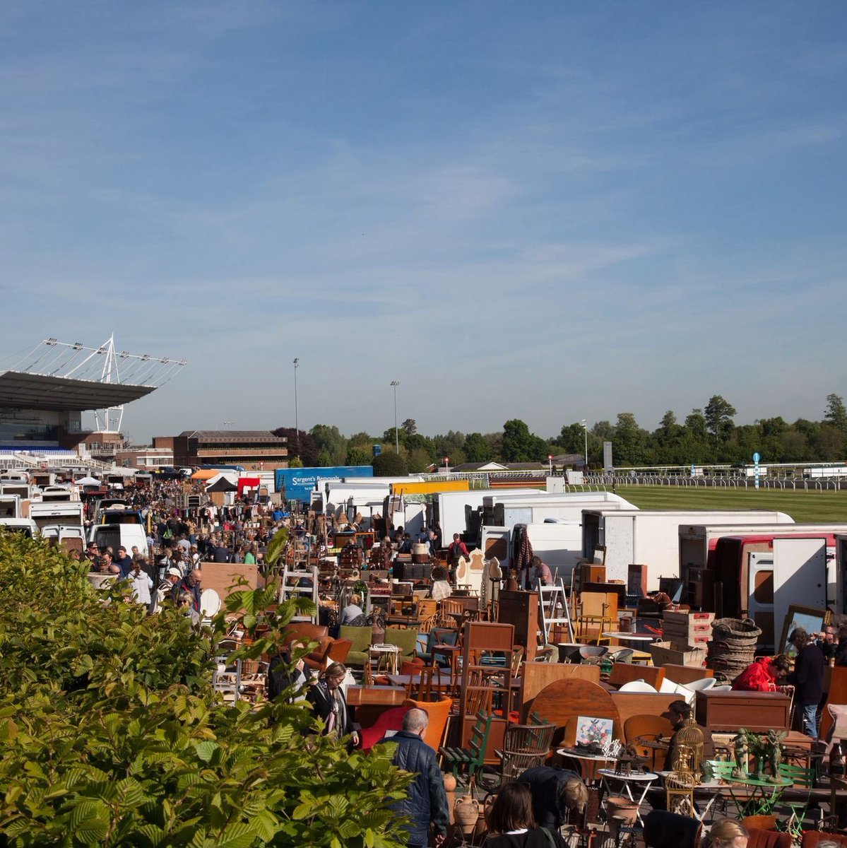 AntiqNewsFairs's tweet photo. This weekend get ready to experience the world-famous Sunbury Antiques Market on a Sunday! 

Find out more - https://t.co/jzVeNzwZp7 @SunburyAntiques https://t.co/8HjoVmjNxv