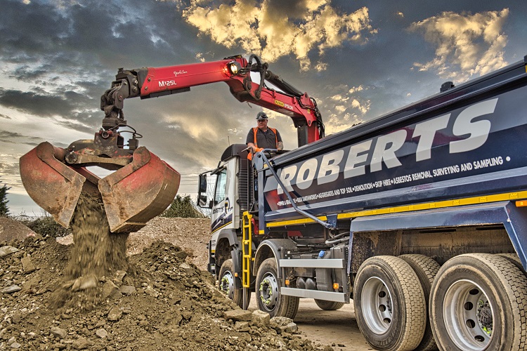 srobertsgroup's tweet image. Need to remove hard-to-reach waste at your home/commercial site? Our #grablorry offers a flexible and cost-effective way to do this. It’s an easy all-in-one #wasteremoval solution. No digger required! It can lift and transport #waste too. Contact us bit.ly/3DtxelE
