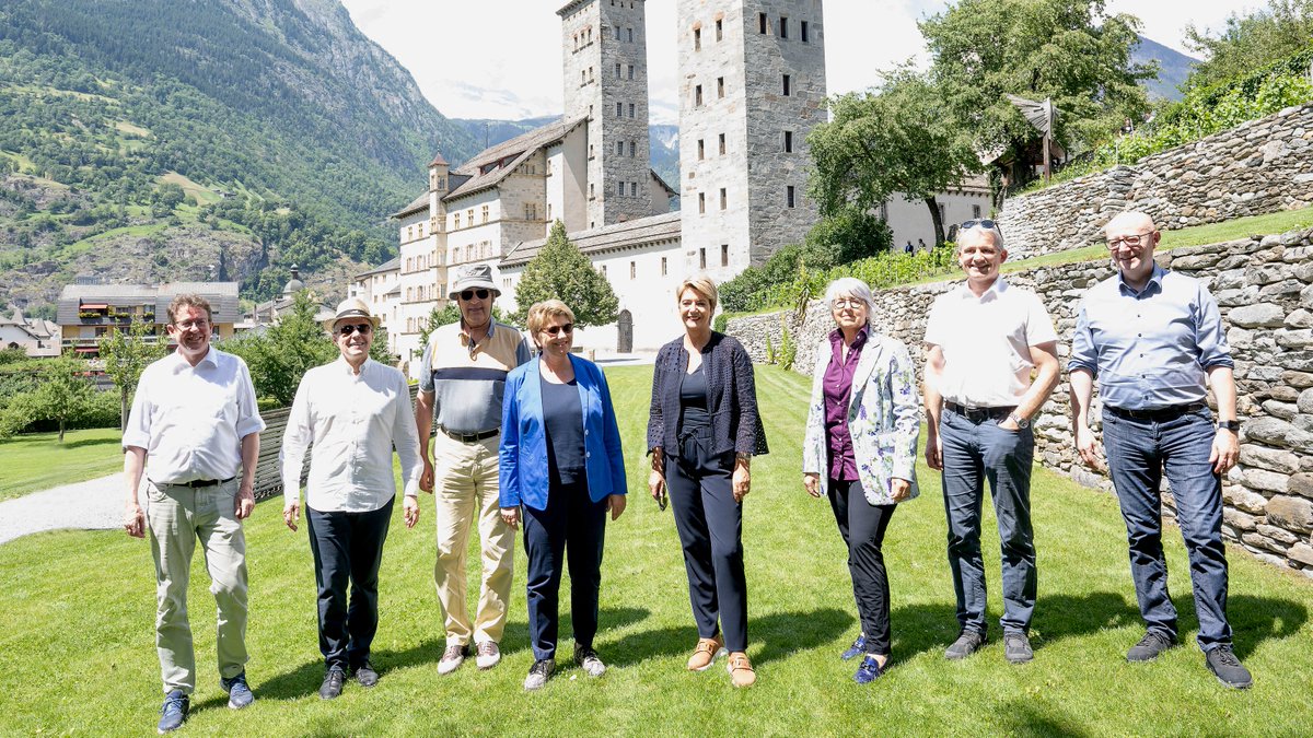 BR_Sprecher's tweet photo. Nel primo giorno della sua #GitaCF 2024, il Consiglio federale, guidato dalla #PresidenteCH @Violapamherd, ha visitato le città di Sion e Briga-Glis, nonché la regione vitivinicola del Salgesch. #BRAusflug #ExcursionCF
ℹ️ https://t.co/Be1RgBgBed https://t.co/Y68JQo3Z2o