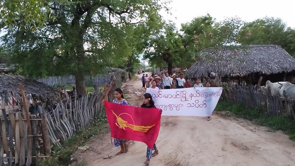 Lilia_Kim212's tweet photo. Marching protest led by activist residents from the northern part of #Yinmarbin Twp, #Sagaing Region, regularly staged a strike to oust the #MilitaryDictatorship on Jun27

#AgainstConscriptionLaw    
#2024Jun27Coup                 
#WhatsHappeningInMyanmar https://t.co/yzh9u2bUOx