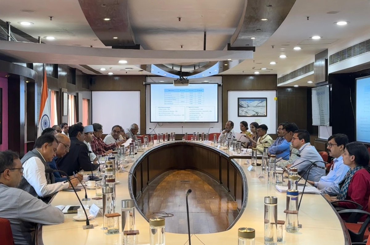 IndiaPostOffice's tweet photo. With the guidance of Hon’ble Minister Shri @JM_Scindia Ji, we're driving the '100 Days Plan' at @IndiaPostOffice.

Focus areas:

-Expanding Dakghar Niryat Kendra network
-Establishing Rural Community Hubs
-Enhancing digital networks for last-mile delivery

Determined to serve with the spirit of #DakSewaJanSewa.