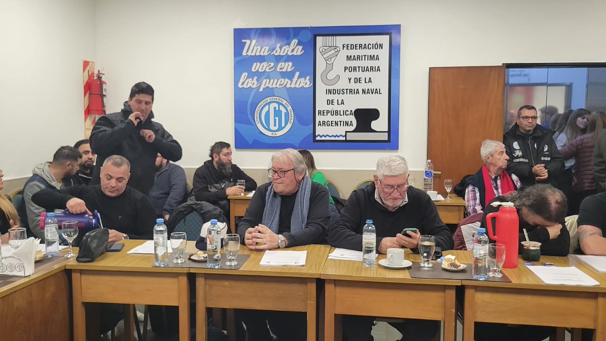 𝗽𝗮𝗹𝗮𝗯𝗿𝗮 𝘆 𝗽𝗶𝗱𝗶𝗼́ 𝘂𝗻 𝗮𝗽𝗹𝗮𝘂𝘀𝗼 𝗽𝗮𝗿𝗮 𝗹𝗼𝘀 𝘁𝗿𝗮𝗯𝗮𝗷𝗮𝗱𝗼𝗿𝗲𝘀 𝗲𝘀𝘁𝗮𝘁𝗮𝗹𝗲𝘀 𝗲𝗻 𝘀𝘂 𝗱𝗶́𝗮 ❞𝘂𝗻𝗮 𝗮𝗰𝘁𝗶𝘃𝗶𝗱𝗮𝗱 𝗾𝘂𝗲 𝗵𝗼𝘆 𝗲𝗻 𝗱𝗶́𝗮 𝗲𝘀𝘁𝗮 𝗯𝗮𝘀𝘁𝗮𝗿𝗱𝗲𝗮𝗱𝗮❞ 𝘆 𝗿𝗲𝗰𝗼𝗿𝗱𝗼́ 𝗾𝘂𝗲 𝗻𝗼 𝗵𝗮𝘆 𝗽𝗮𝗶́𝘀 𝗮𝗹𝗴𝘂𝗻𝗼