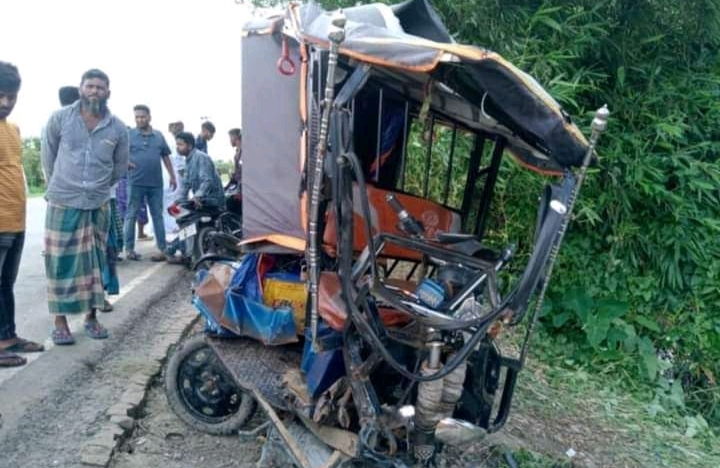 চট্টগ্রামের মিরসরাইয়ে সড়কে দুর্ঘটনায় ৩ জন আহত