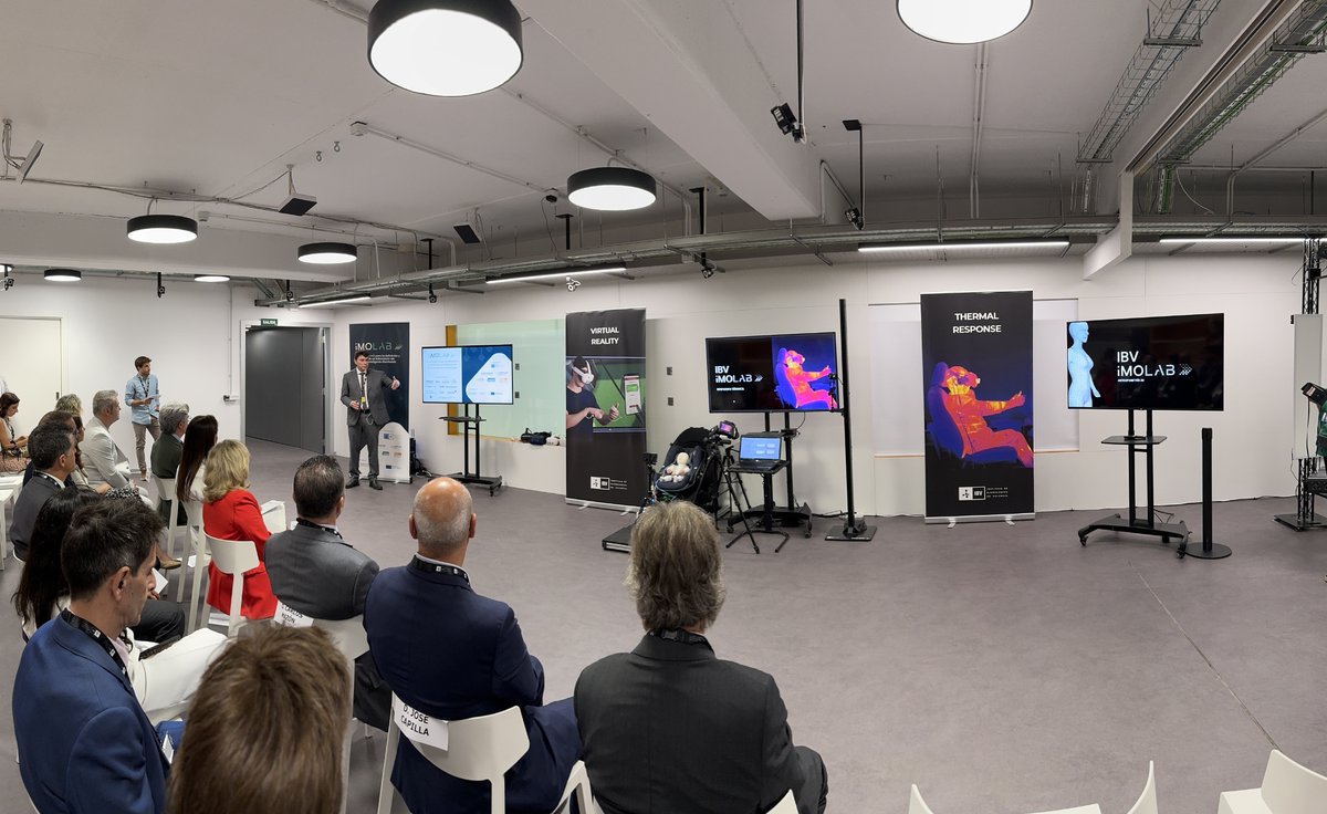 ibv_org's tweet photo. Hoy hemos recibido la visita de @carlos_mazon_, president de la @generalitat, y @NadiaCalvino, presidenta del European Investment Bank (EIB), para conocer #iMoLab. 

Lee la noticia completa en: https://t.co/PiSo5BJYq1

#Movilidad #Innovación #ProyectosIBV #SmartCities https://t.co/FuSk8AQYTD