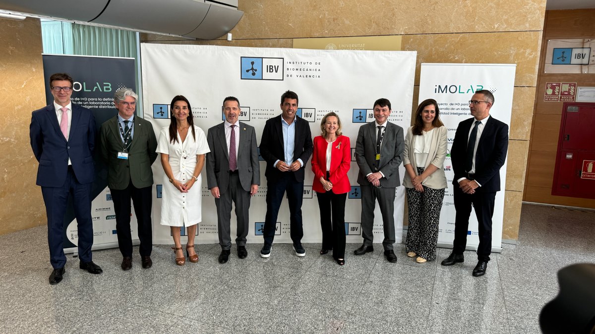 ibv_org's tweet photo. Hoy hemos recibido la visita de @carlos_mazon_, president de la @generalitat, y @NadiaCalvino, presidenta del European Investment Bank (EIB), para conocer #iMoLab. 

Lee la noticia completa en: https://t.co/PiSo5BJYq1

#Movilidad #Innovación #ProyectosIBV #SmartCities https://t.co/FuSk8AQYTD