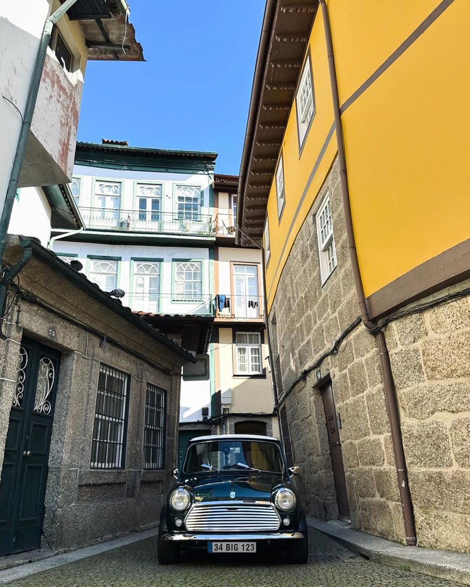 MINI_Turkiye's tweet photo. Şehrin sokaklarında karşına çıkan nostaljik Klasik Mini sürprizine kim karşı koyabilir ki? 😍

IG: @hugomarques_cpy

#KlasikMini #MINI https://t.co/wMLHBTWZB3