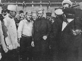 wrkclasshistory's tweet photo. #OtD 27 Jun 1905 after a sailor was shot for objecting to the rotten food on the Russian ship Potemkin, the crew mutinied, shot their officers, raised the red flag, and formed a council to run the ship, with an anarchist as chair https://t.co/AFKpebivBW https://t.co/EYHECCI0QC