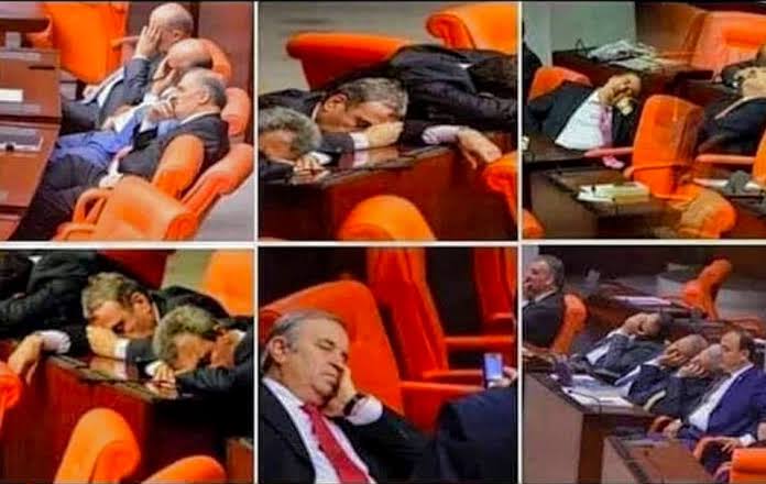 ozgeakyol2103's tweet photo. Mecliste milletin hakkını savunmak yerine yan gelip yatan vekiller için de bir projeniz var mı? Misal başarısız olan vekiller meclisten uzaklaştırılsın, kurulun vekil akademisine katılıp uygulamalı  sınavlara girsin, aylık 14.190 TL ile geçsin... #MeclistenÖMKyaRet https://t.co/ZrGvgKs5x7