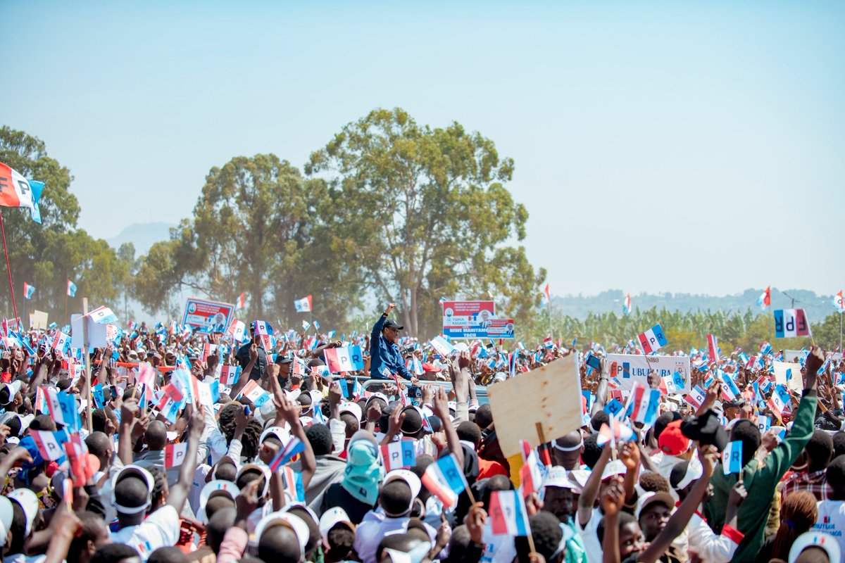 NiWowePK's tweet photo. I #Huye abaturage bati; Tariki 15 nyakanga ntabwo ari umunsi w'amatora, ahubwo ni ubukwe #ToraKagame24 ���️

#MuzeheWacu "Reka bizabe byose, Ubukwe n'amatora"

#NiWowePK #MahitamoYacu https://t.co/Y5mSV2GFOo