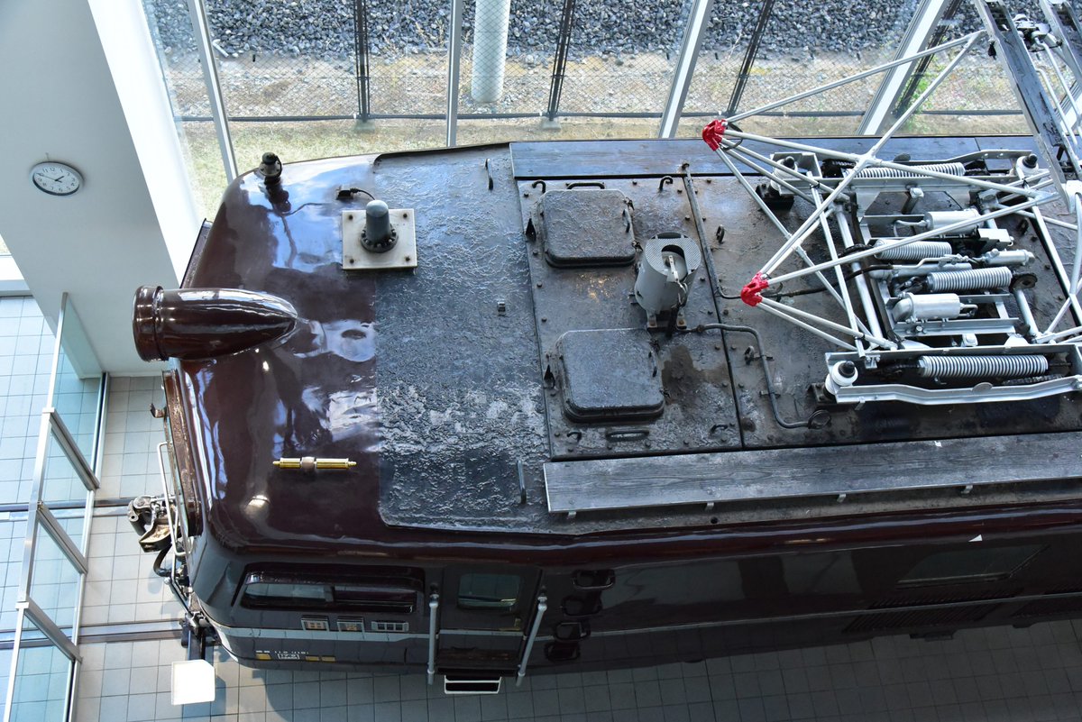 屋根は全部青。 避雷器はLA15。 私知らなかったんですが、設置位置