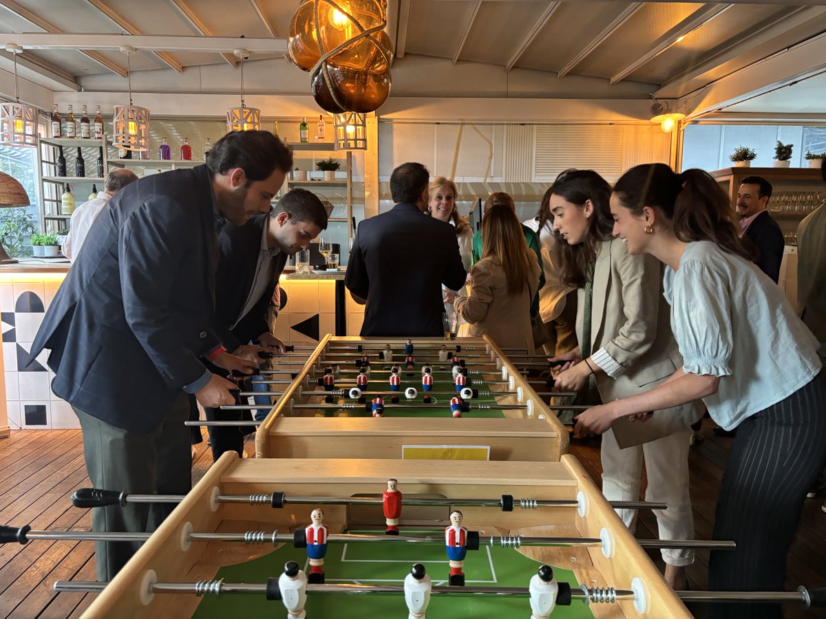 BerkleyEspana's tweet image. El pasado jueves celebramos un evento muy especial con nuestros corredores para animar a la #selección española. Durante el evento disfrutamos de un aperitivo mientras celebrábamos nuestro tradicional torneo de #futbolín.

¡Muchísimas gracias a todos los que pudisteis asistir!