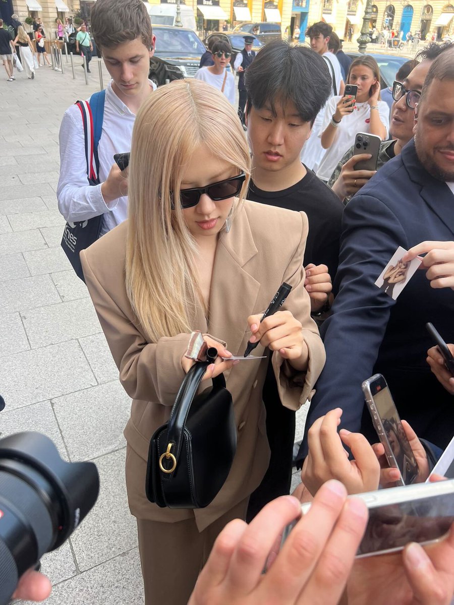 RoseFocused's tweet photo. Omg! The legendary photocard she about to sign🤭🫨

ANDAM JURY ROSÉ #AndamFashionAwards #ROSÉ https://t.co/Ym9xgIDugj