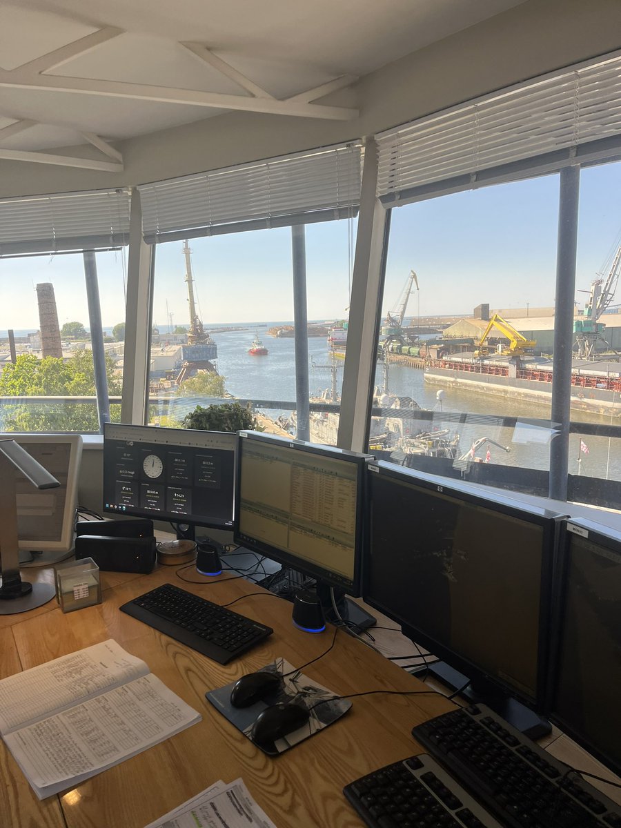 Iespējams, ka šis ir labākais skats pa biroja logu Liepājā - no Loču torņa paša augšējā stāva tiek vadīta visu kuģu kustība ostā. Filmās vairāk redzam lidostu vadības centrus - līdzīgs darbs ir arī šeit, darbs tik pat atbildīgs, lai viss būtu droši, labi un laikā!