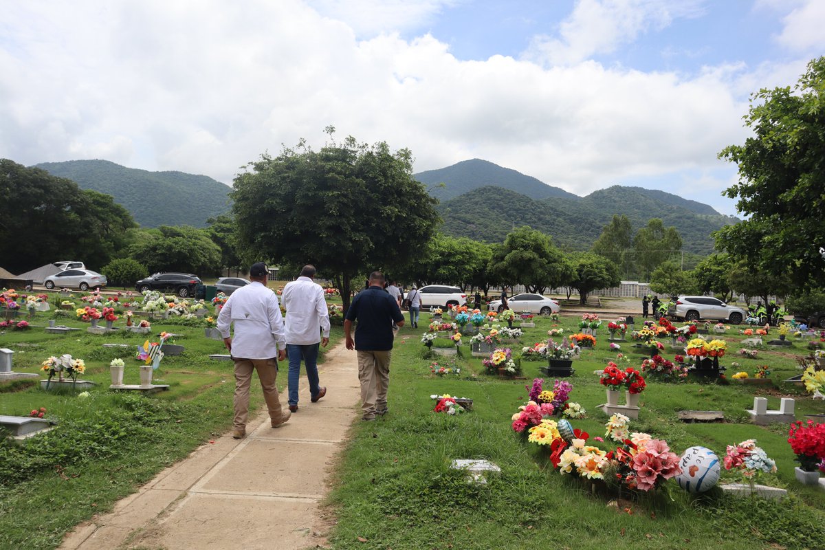JEP_Colombia's tweet photo. La JEP, en coordinación con la @UBPDcolombia, avanza en la intervención forense al cementerio Jardines del Ecce Homo, #Valledupar, desde el 24 de junio y culminará el viernes 5 de julio.

La intervención, que se da como respuesta a las solicitudes de familiares de cuatro personas dadas por desaparecidas, se está realizando en el marco de la medida cautelar decretada por parte de la Sección de Primera Instancia para Casos de Reconocimiento de Verdad y Responsabilidad de la JEP.