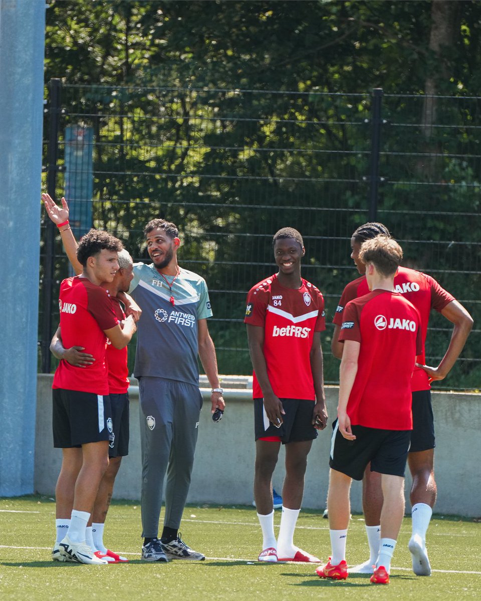 official_rafc's tweet photo. Samen meer dan 700 wedstrijden voor The Great Old. Klaar om hun ervaring door te geven aan de RAFC Academy komend seizoen! 💪🔴⚪

➤ Faris Haroun - Talentmanager U16 tem U23
➤ Ritchie De Laet - Individuele coach U16 tem U23
➤ Maxime Biset - Hoofdcoach U18
➤ Geert Emmerechts - Hoofdcoach U16

Succes, Reds! 👊