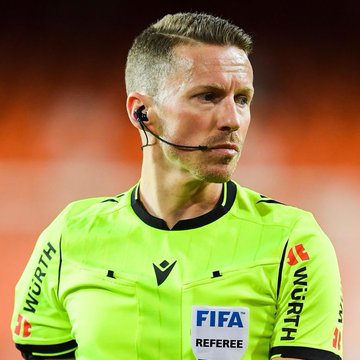 الاتحاد الاوروبي UEFA لكرة القدم يستبعد كل من جيل مانزانو وهرنانديز هرنانديز من التحكيم حتى نهاية اليورو بعد فشلهما في اختبارات الحكام اليوم الخميس