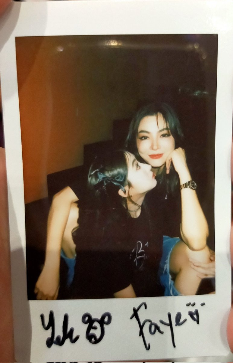 calpispeachtea's tweet photo. SHES IN BETWEEN HER LEGS???:&amp;:&amp;/@/&amp;/&amp;;' WHY DOES THIS PHOTO LOOK LIKE THIS???? 

#FayeYoko https://t.co/mOJyE8FtF8