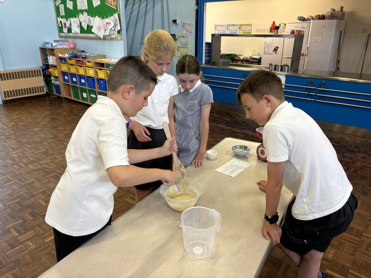 latimerprimary's tweet image. This afternoon, #ClassMN enjoyed cooking some honey cakes! They all worked really well together - some great life-skills have been learnt today. Great work everyone, the finished products will be tried and tasted tomorrow🧁🍯 #Cooking #Year5