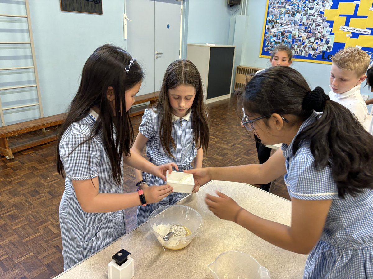 latimerprimary's tweet image. This afternoon, #ClassMN enjoyed cooking some honey cakes! They all worked really well together - some great life-skills have been learnt today. Great work everyone, the finished products will be tried and tasted tomorrow🧁🍯 #Cooking #Year5