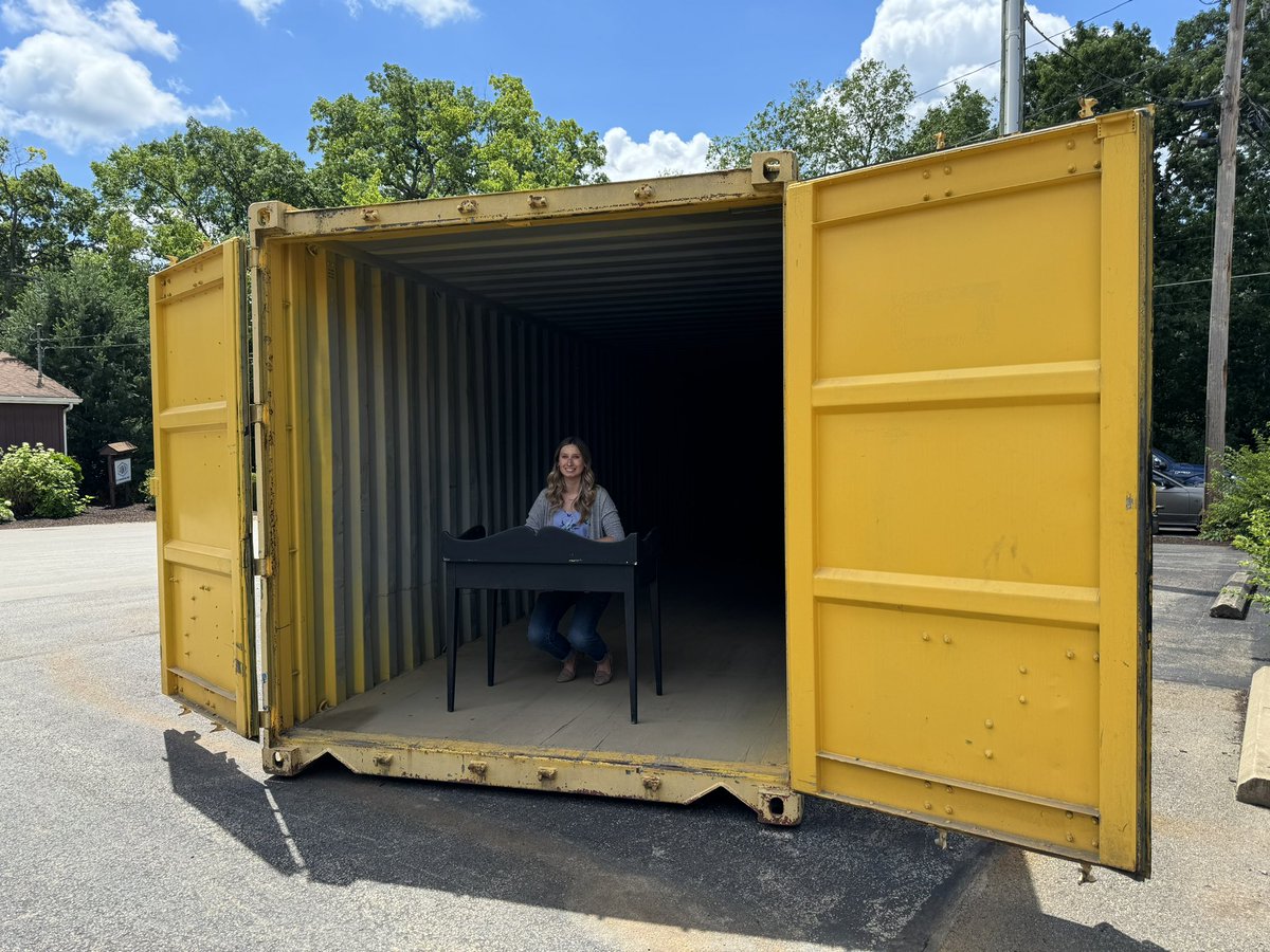 jadcomfg's tweet image. Floors are being redone here at JADCO, which means some furniture needs to be stored temporarily!

Our employees are finding “mobile” solutions for their offices in the meantime 🤭 #StorageContainer #JADCOTough
