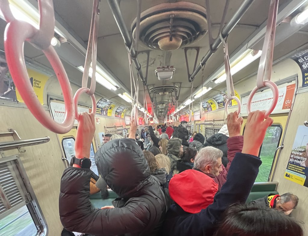 solotransito's tweet image. #TrenUrquiza nuevamente circula con #Demoras (Problemas técnicos)
Así se viaja a esta hora...  via @WalterVerst  @guadamic
