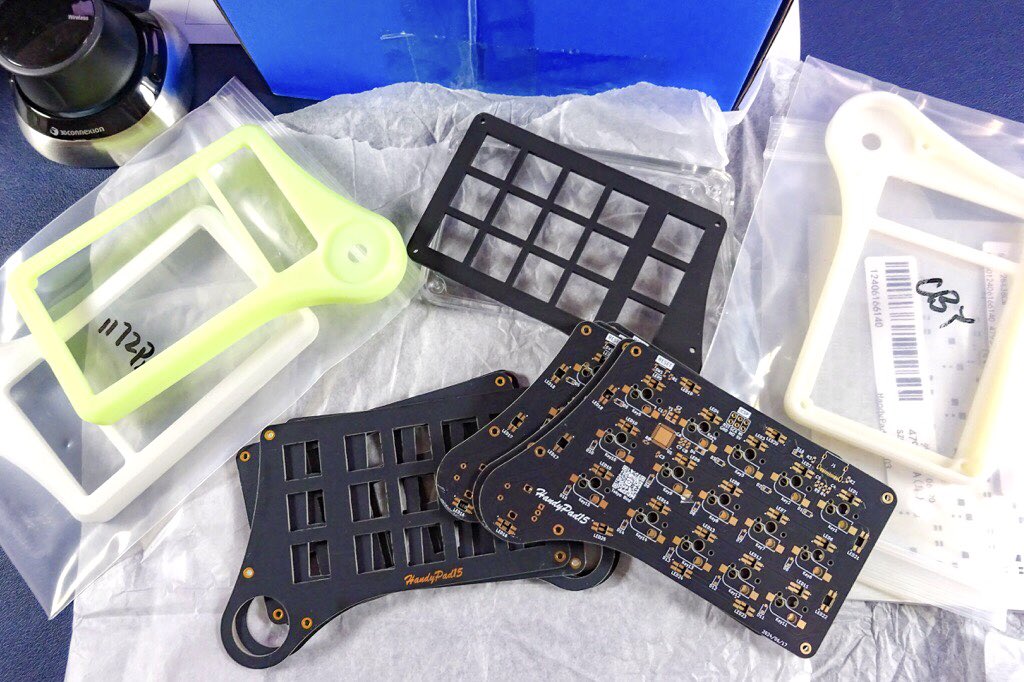 smartphone_jp1's tweet image. JLCPCBから夢が詰まった青箱が届いたよ🤩
自作キーパッドになる予定です。

箱開けてチェックする時が一番ドキドキするね。

スポンサーになって頂いてるJLCPCBさんには毎回協力して頂きイメージを形に出来る、感謝しかないですわ👌🙇‍♀️

提供:
@JLCPCB_Japan 
@JLC3DP 
@JLCPCB
