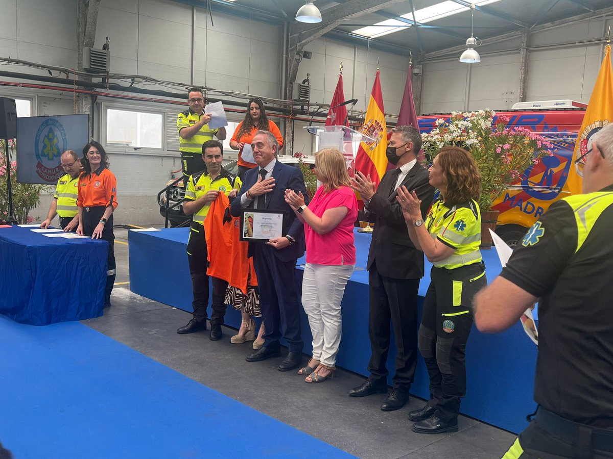 EmergenciasMad's tweet photo. ¡Felicidades a toda la familia que forma @SAMUR_PC en el día de su patrona, la Virgen del Perpetuo Socorro!

Y enhorabuena a todos los distinguidos por su dedicación al servicio y a la ciudad de #Madrid https://t.co/qx8cJ7fIfs