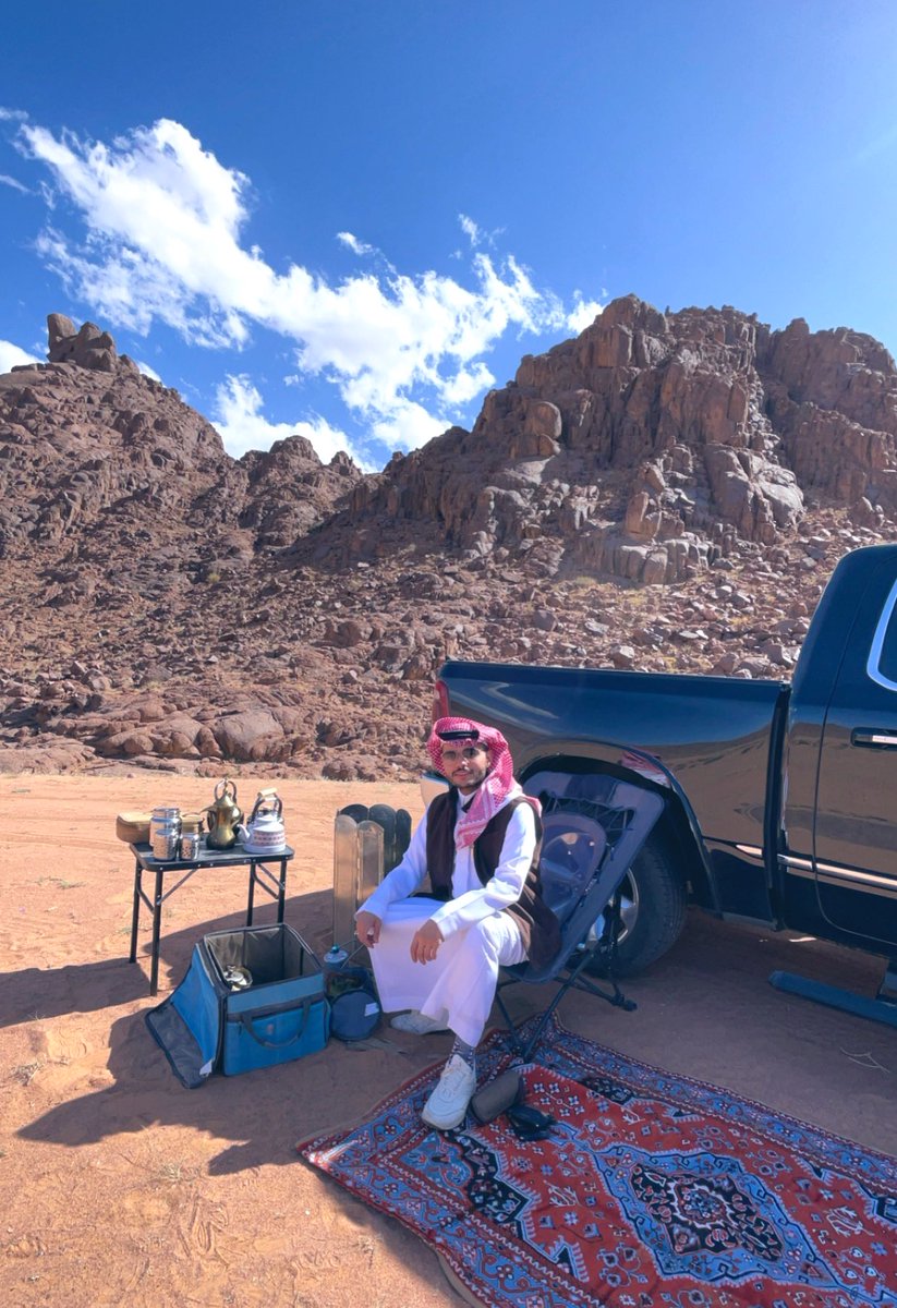 راحت حياة الشقى .. وأفراحنا بانت 
واستوطنت فرحةٍ ما أكبر أراضيها 

لي ضحكةٍ لو يضيق الكون ما شانت 
ولي فزعةٍ ما خِلق منهو يضاهيها 

توّي عرفت البشر بثيابها .. زانت
يوم اختلف طيبها وأصدق حكاويها 

والله لأعيش الوفاء مهما البشر خانت
واذكر محاسنها .. واكتم بلاويها 

بهذا الزمن لاشك