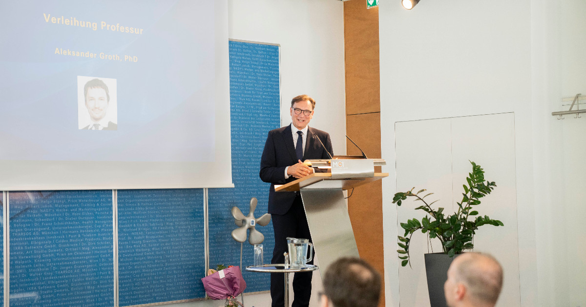 Die Unternehmerische Hochschule® verleiht #Professur and Aleksander Groth des Departments #Management, #Communication &amp; #IT.  🎉

Herzlichen Glückwunsch! 💐

 👉 
ow.ly/2OoZ50Sq6ya

📸 ©MCI / Janine Kiechl