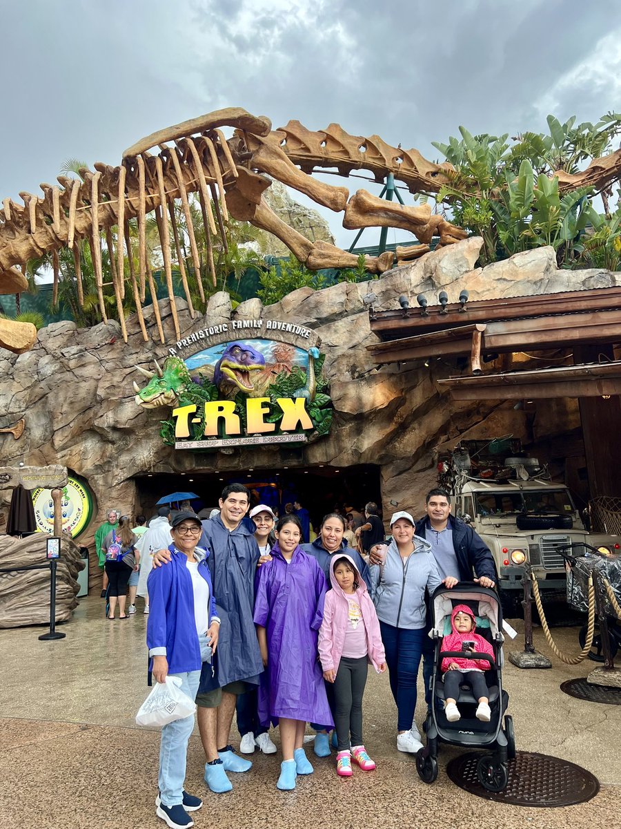 bonner_jimenez's tweet image. Al lugar donde están ellos, sea donde sea, le llamo hogar. #FamilyTime #DisneyTime🏰