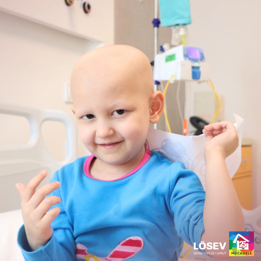 Lösanteli kahramanımız Buğlem, sizin için sevgisini ve yaratıcılığını kullanarak harika bir çalışma yaptı🌟🖌️

Yetenekli sanatçımız önce eserini sergiledi sonra kameralara poz verdi🤗❤️