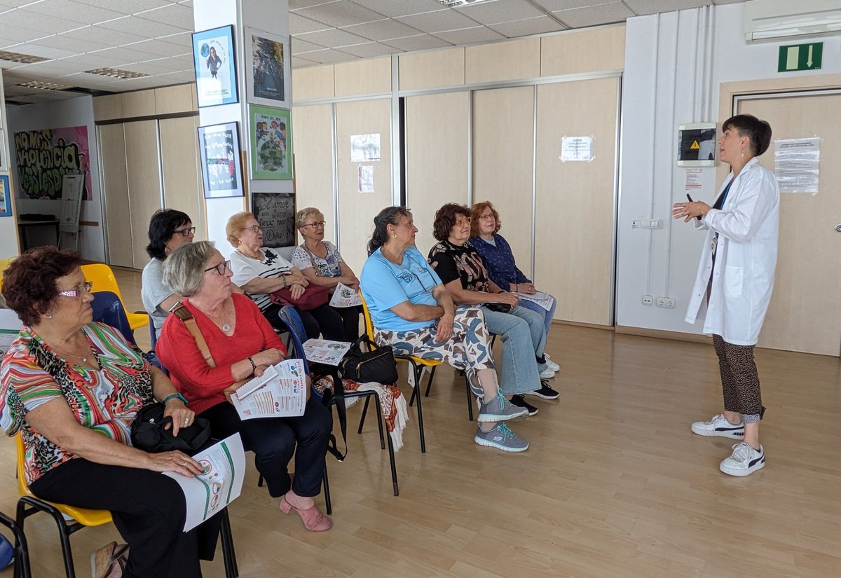 apicsmetronord's tweet photo. 🍉Les persones usuàries del #CAPBarraquer #SantAdrià reben consells d'alimentació saludable
Clara Bretxa, nutricionista de l'equip, ha impartit tallers d’alimentació per a persones amb diabetis tipus 2 i ha conduït una sessió d'alimentació saludable
ℹ️https://t.co/EzSByPJEXb https://t.co/ty3vonc0fn