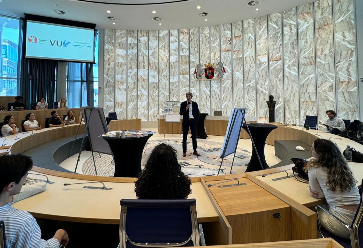 Wethouder Paul Tang opende de informatiemarkt van Participeren in <a href="/almere/">almere</a> en benadrukte het belang van burgerbetrokkenheid. VU-studenten spraken >150 Almeerders om hum stem mee te nemen in de omgevingsvisie en presenteerden vandaag hun resultaten aan geïnteresseerde ambtenaren!