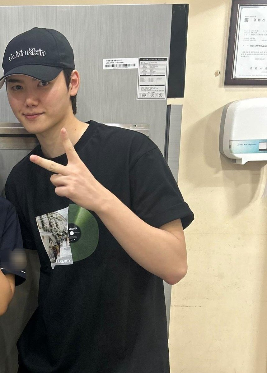 jiwoong_14551's tweet photo. 타돌 죄송합니다🥹
친구가 알바하면서 크래비티 강민희님 봤다고 사진 부탁하니까 흔쾌히 찍어주시고 책상도 붙여서 쓰셨다가 다시 정리 싹다 하시고 가셨다면서 매너 좋았다고!! 러비티 분들께 공유해드리고 싶어 타돌을 무릅쓰고 올려봅니당,,🙃 https://t.co/7WtYkHzebZ