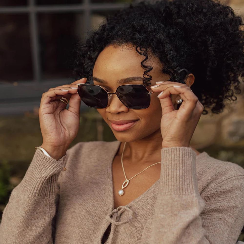 Mae’n Ddiwrnod Sbectol Haul y Byd heddi I godi ymwybyddiaeth o bwysigrwydd amddiffyn ein llygaid rhag pelydrau UV niweidiol. 
It’s World Sunglasses Day today in order to raise awareness of the importance for everyone to protect their eyes from damaging UV rays.