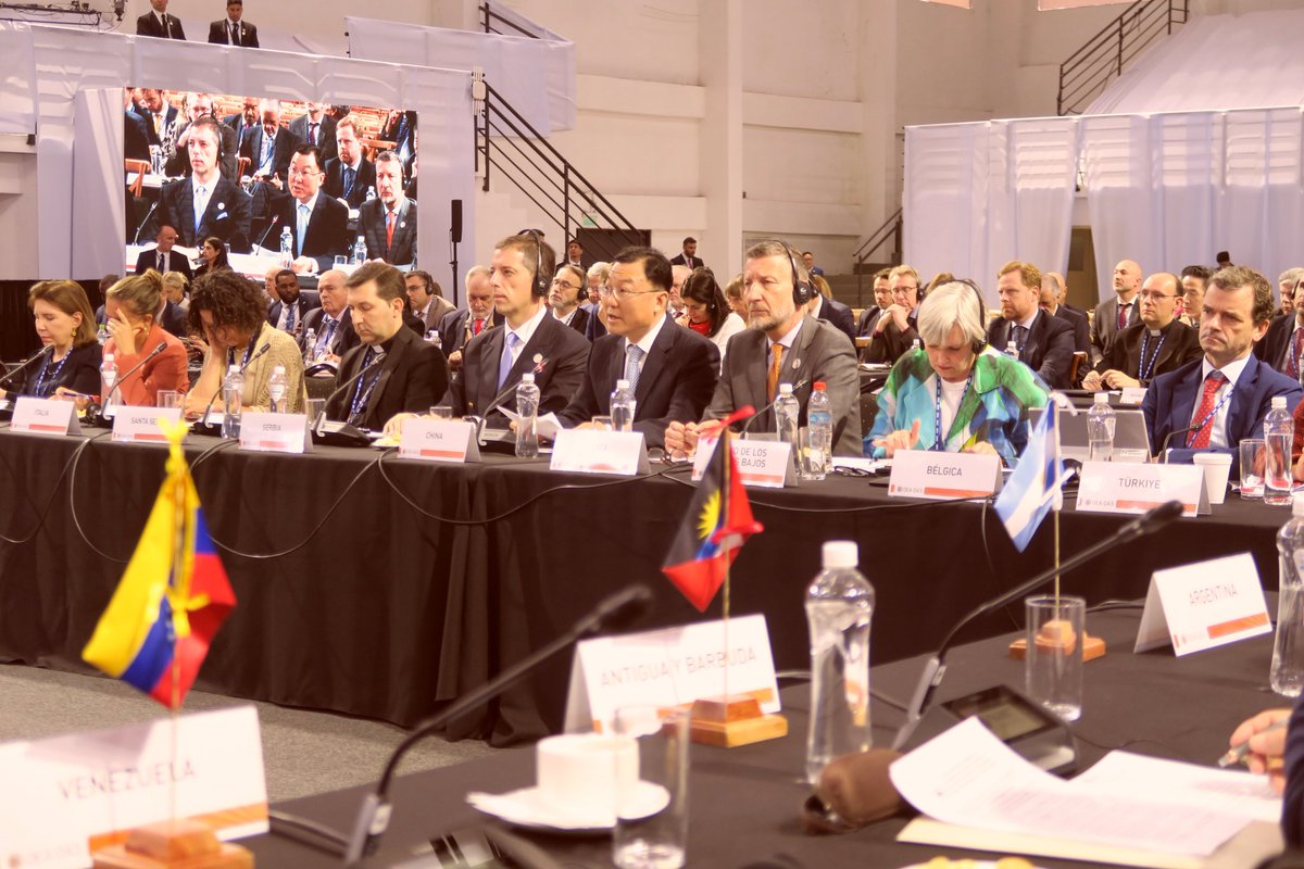 AmbXieFeng's tweet image. It's a great pleasure to attend the 54th #OASassembly in Asunción. Since China became a permanent observer to @OAS_official 20 years ago, the two sides have conducted friendly cooperation, and played a positive role in boosting stability, solidarity and economic and social