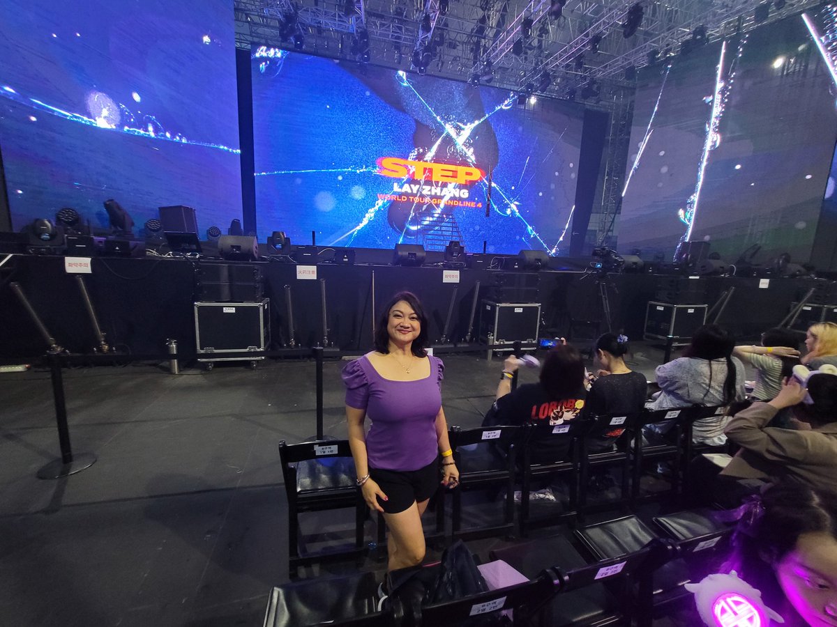 GOT_LAYED's tweet photo. @layzhang Meeting you in person, so close yet so far. I was in a trance, hypnotized by your sultry voice.
Let's call it a premonition that came to life, made possible by you 😉🔮
Thank you @dreammakerlive for making this xback blessed to have her birthday wish come true. https://t.co/DAXGpccNc3