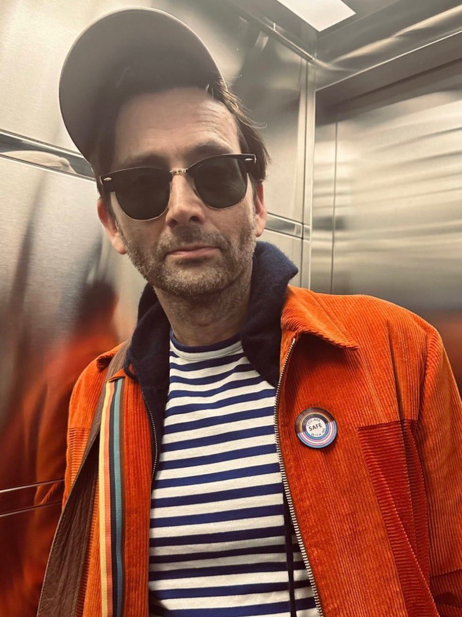 Bowtiedino's tweet image. A thread of David Tennant being an ally to EVERYONE, for everyone no matter what. 🏳️‍⚧️🏳️‍🌈🙆🏼‍♀️🕺🏼🧵