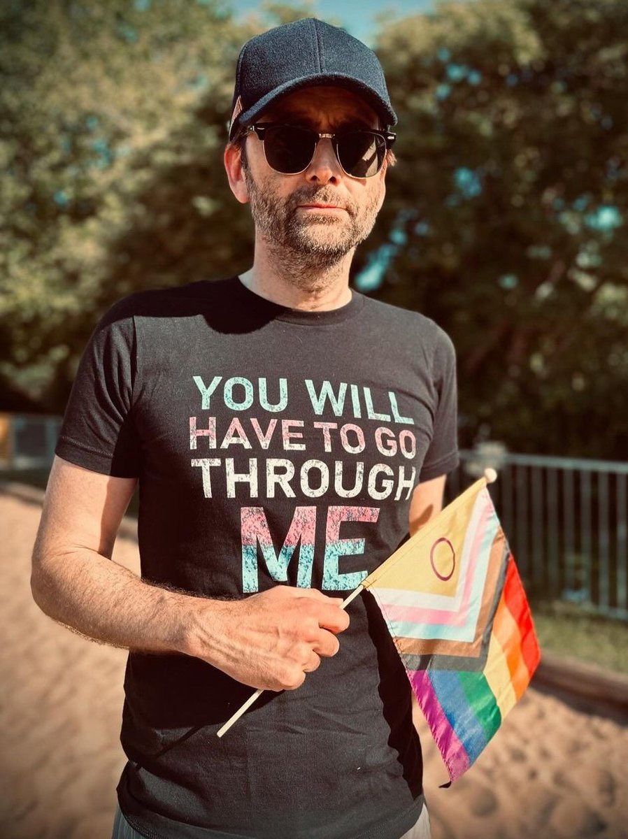 Bowtiedino's tweet image. A thread of David Tennant being an ally to EVERYONE, for everyone no matter what. 🏳️‍⚧️🏳️‍🌈🙆🏼‍♀️🕺🏼🧵