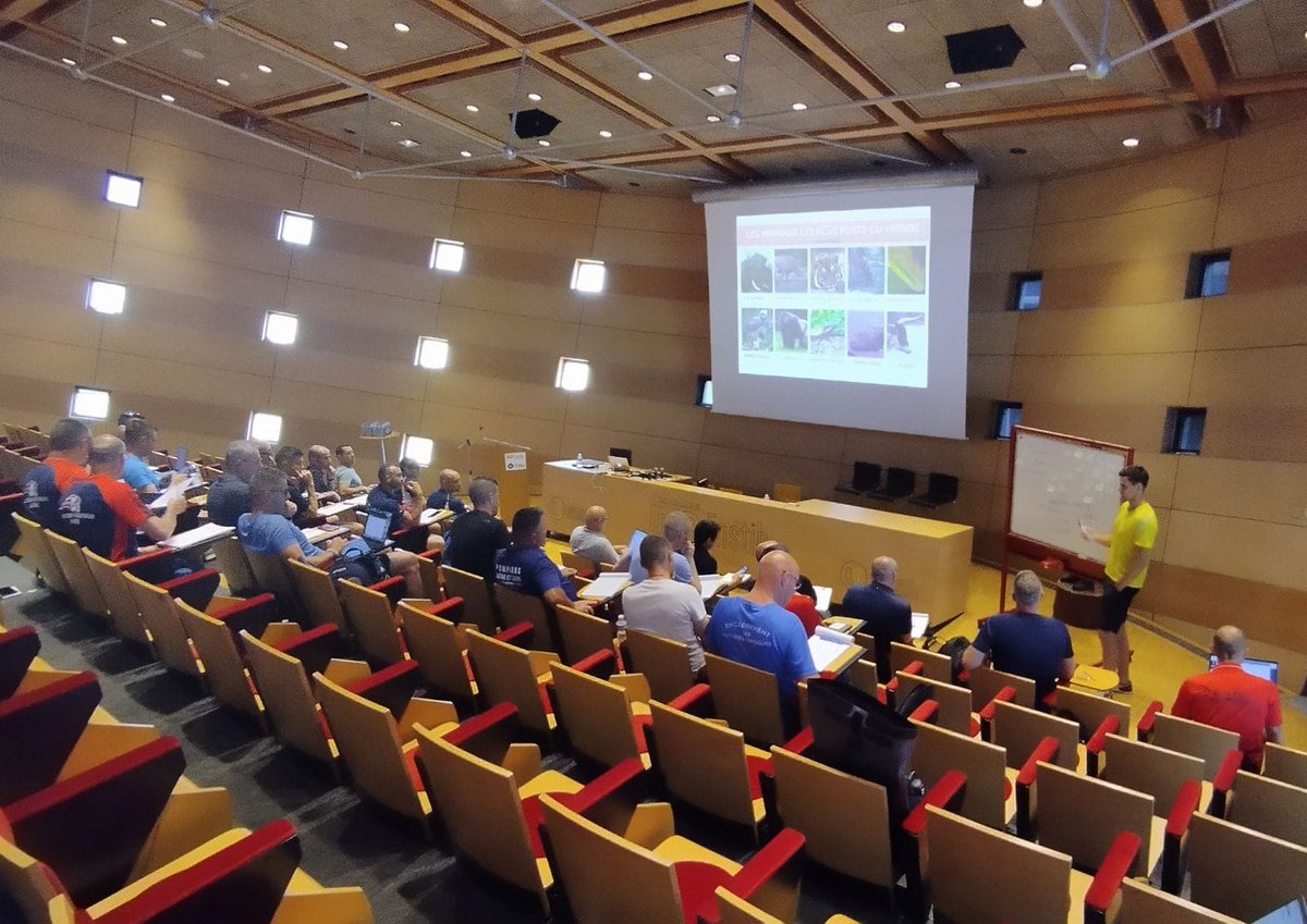 SDIS88's tweet photo. Depuis hier, le #sdis88 accueille les référents de activités physiques des #sdis de la Zone Est.
Au programme de ces 2 jours :
✅Parcours Professionnel Adapté
✅indicateurs de condition physique
✅identification des profils a risque
✅Prévention des blessures
✅visite du PTRI https://t.co/zxIEyaze27