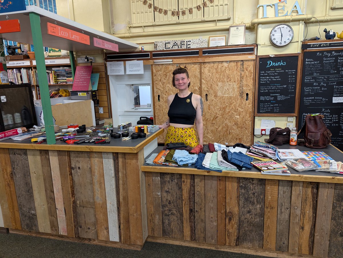 EngOurFutureUWE's tweet image. The @OldLibrary_EV &amp;amp; Re_Thrindle put on a great &quot;Upcycle your Garment&quot; session last night! Community members and @UWEBristol students learned how to re-style &amp;amp; alter unworn clothes into something new. This is part of the @RAEngNews funded repair and making focused MAKERS project.