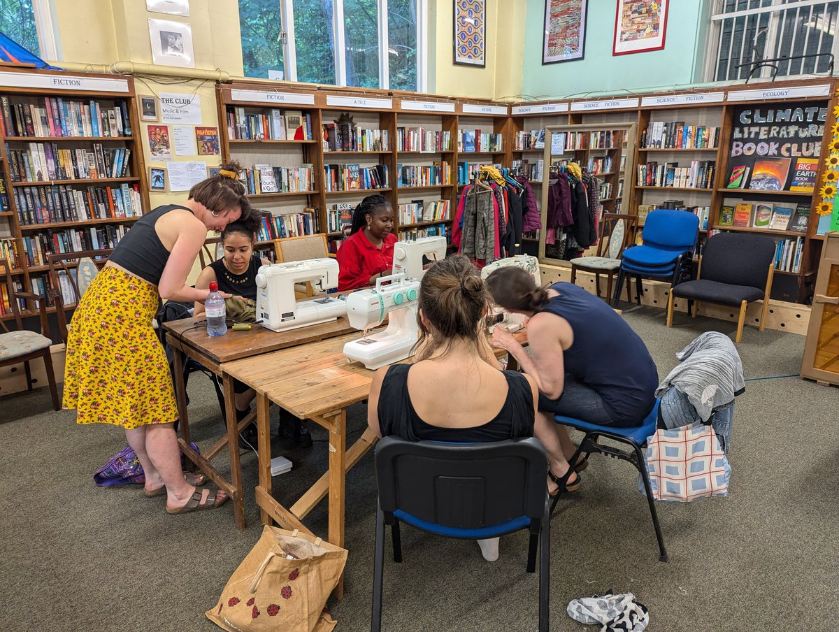 EngOurFutureUWE's tweet image. The @OldLibrary_EV &amp;amp; Re_Thrindle put on a great &quot;Upcycle your Garment&quot; session last night! Community members and @UWEBristol students learned how to re-style &amp;amp; alter unworn clothes into something new. This is part of the @RAEngNews funded repair and making focused MAKERS project.