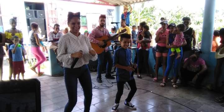 JackelinePerezV's tweet photo. Niños d la comunidad La Jatía, sitio apartado del municipio granmense d Jiguaní, donde estuviera José Martí, disfrutaron un excelente espectáculo protagonizado por  Annie Garcés, el pequeño cantante Lincom Jefferson y el payaso Tareco. 
@YudelkisOrtizB
#ModoVerano2024 https://t.co/WsRJVEYxnK