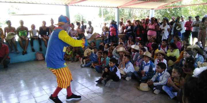 JackelinePerezV's tweet photo. Niños d la comunidad La Jatía, sitio apartado del municipio granmense d Jiguaní, donde estuviera José Martí, disfrutaron un excelente espectáculo protagonizado por  Annie Garcés, el pequeño cantante Lincom Jefferson y el payaso Tareco. 
@YudelkisOrtizB
#ModoVerano2024 https://t.co/WsRJVEYxnK