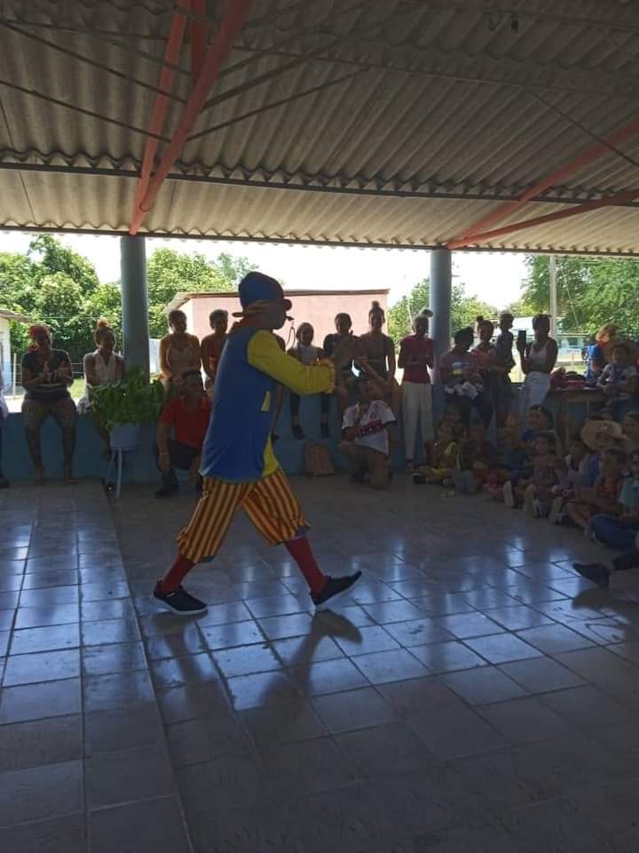 JackelinePerezV's tweet photo. Niños d la comunidad La Jatía, sitio apartado del municipio granmense d Jiguaní, donde estuviera José Martí, disfrutaron un excelente espectáculo protagonizado por  Annie Garcés, el pequeño cantante Lincom Jefferson y el payaso Tareco. 
@YudelkisOrtizB
#ModoVerano2024 https://t.co/WsRJVEYxnK